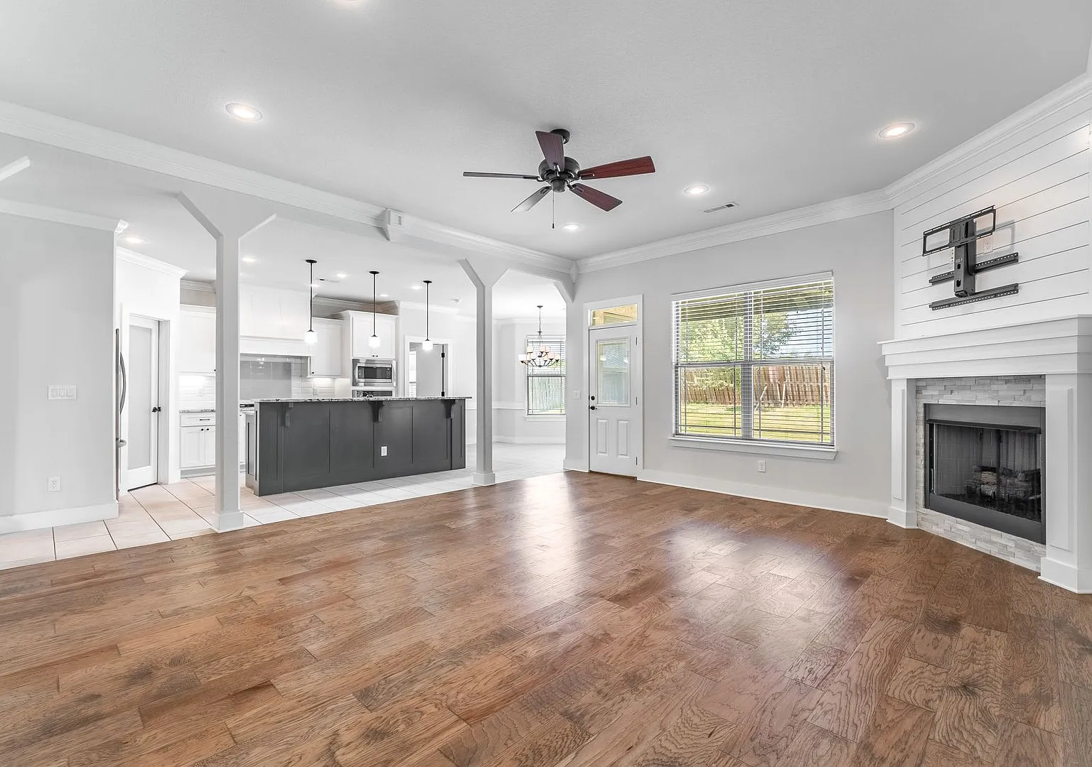 Luxury Living in Bentonville: Modern 4 Bed, 3 Bath Home with Fenced Yard — Photo 3