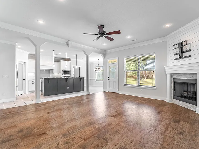 1100 Huntleigh Dr — Photo 3