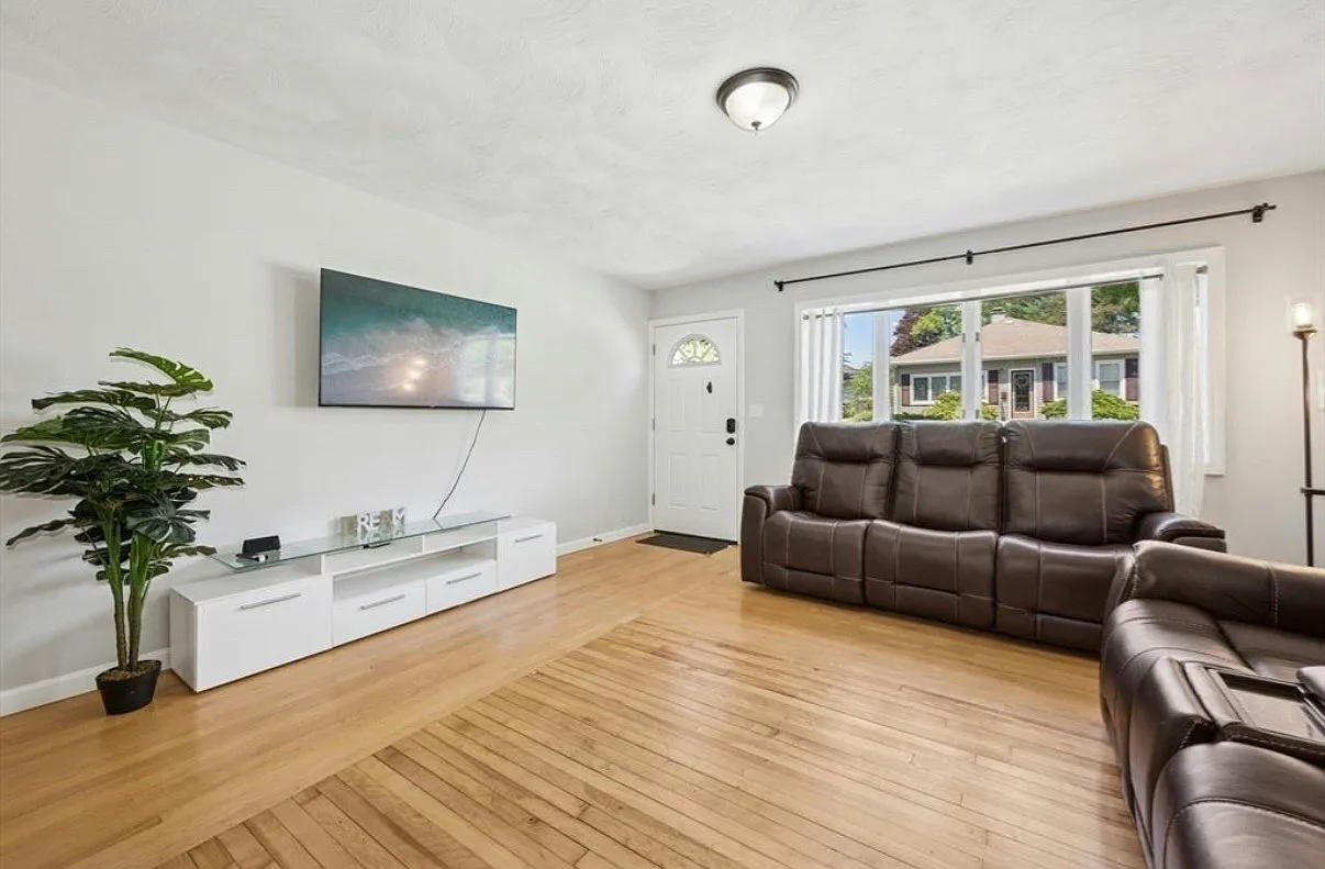 3 bed, 1.5 bath, 1100 sqft, $2,800 — Photo 2