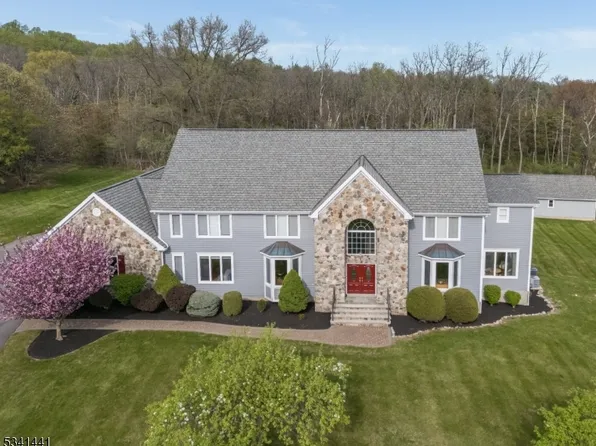 3 Peach Tree Ln, Clinton Twp., NJ 08833