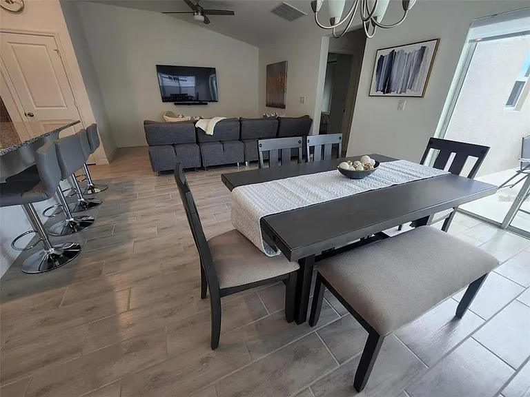 1055 Papaya Cir — Photo 2