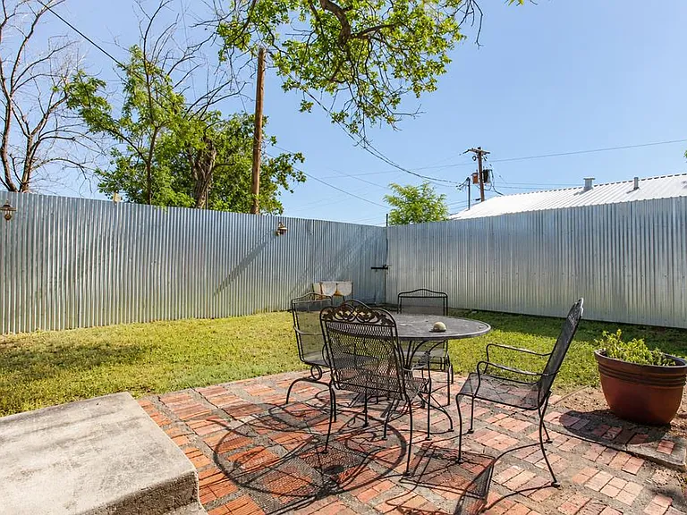 1809 S Lancaster St — Photo 22