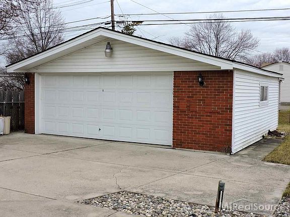 5th image of 37681 Badger Dr