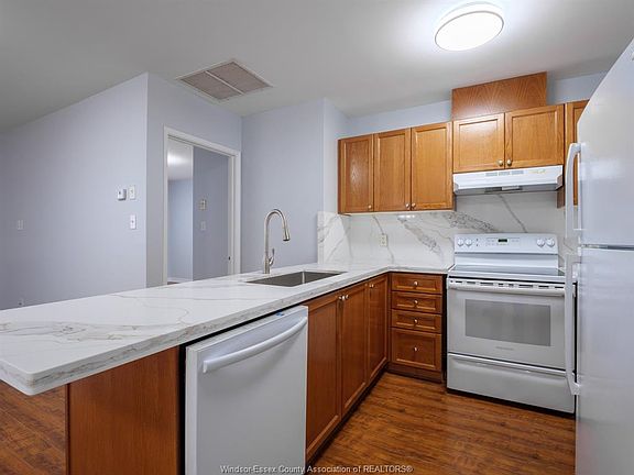 4th image of 2650 Sandwich West Pkwy #406