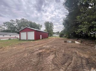 813 W Elm St, Mason City, IL 62664