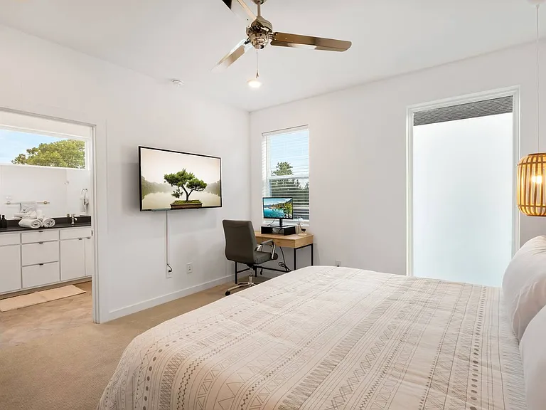 427 W 10th St #103 — Photo 11