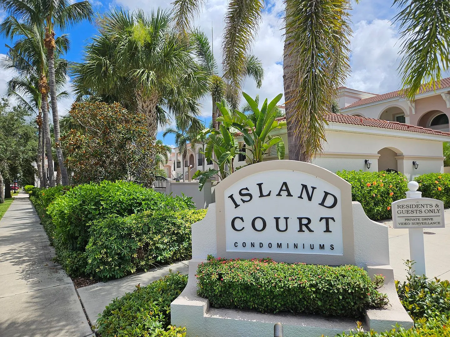 Seasonal Short-Term 2 Bedroom, 2.5 Bath Multi-Level Condo with Balcony and Patio located on Venic... — Photo 2