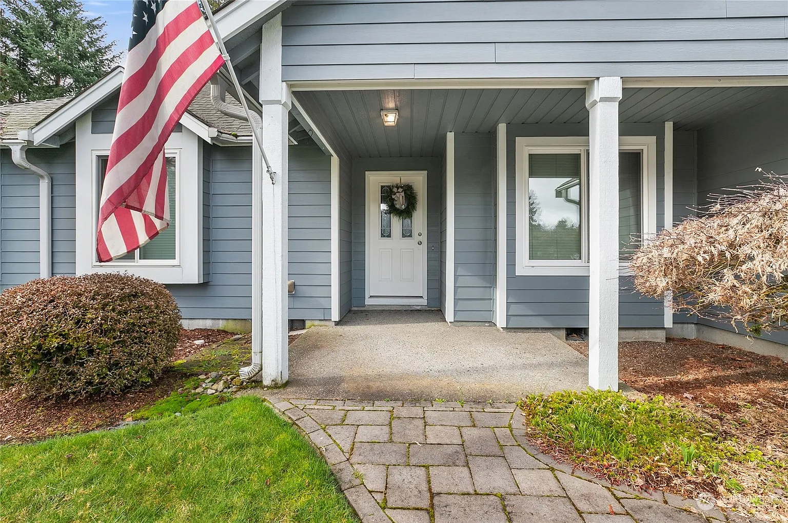 5527 Topaz Street SE photo 1