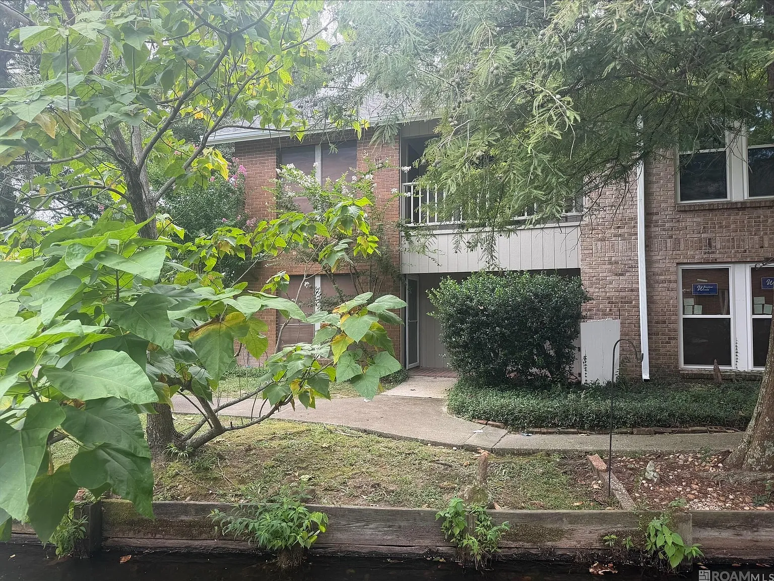 4 bed, 1834 sqft, $2,400 — Photo 2