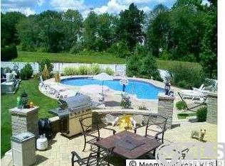 41 Springwood Dr, Monroe Twp, NJ 08831