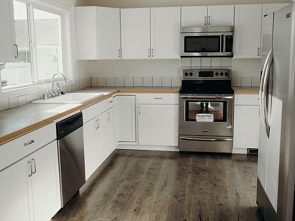 kitchen w/ appliances includ