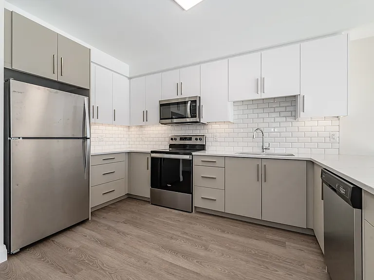460 Columbia St W — Photo 38