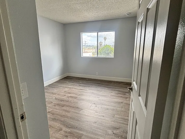 2649 Marengo St — Photo 47