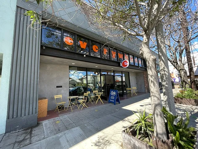 Steps from your Charming 2 BDR/1 BA Duplex Apartment to Delicious Retro Row Coffee Shops, Breweries & Restaurants.