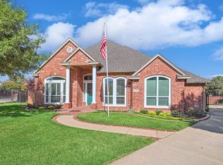 1661 Oak Creek Dr, Hurst, TX 76054