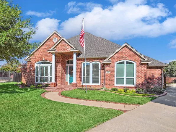 1661 Oak Creek Dr, Hurst, TX 76054