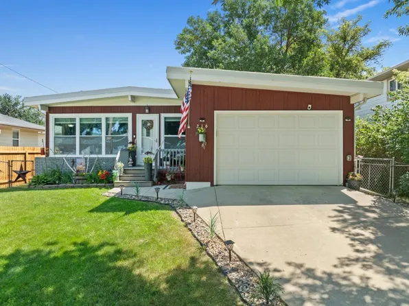 216 21st St NW, Minot, ND 58703