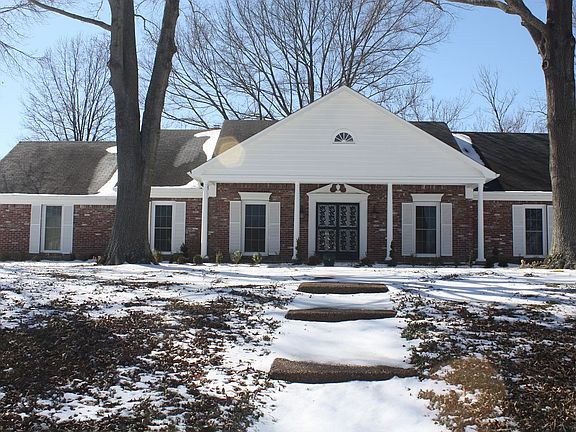 Front Yard w/ Oak Trees