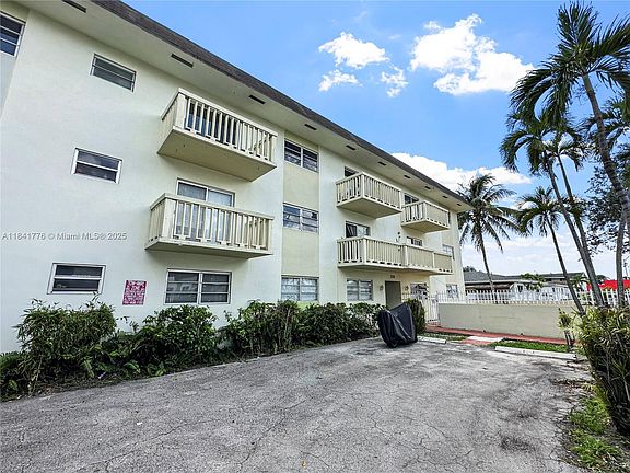2nd image of 770 NE 128th St APT 303