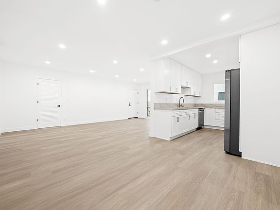4th image of 1546 S Hayworth Ave APT 1