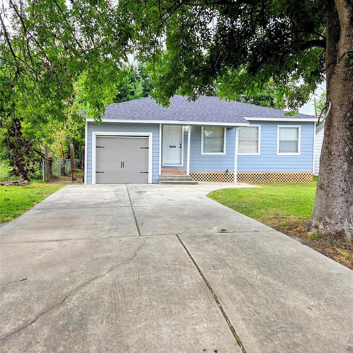 3 bed, 1.0 bath, 1252 sqft, $1,600 — Photo 1