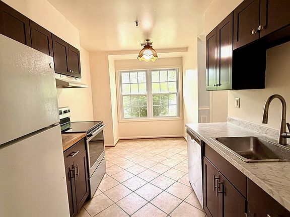 2nd image of 2833 Lee Landing Ct