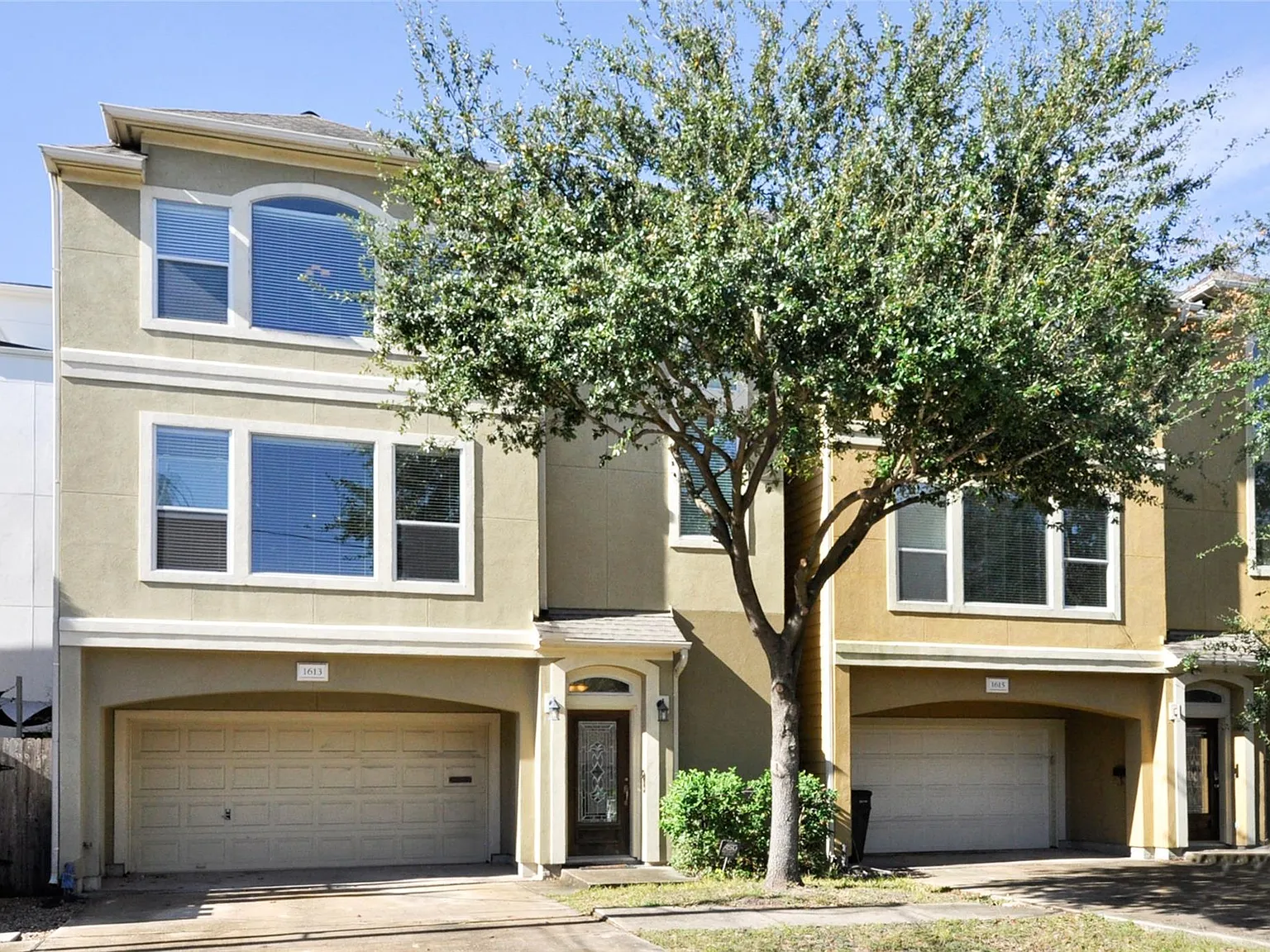 3 bed, 3.5 bath, 2388 sqft, $2,900 — Photo 2