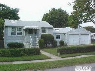 20 Sampson Pl, Lindenhurst, NY 11757