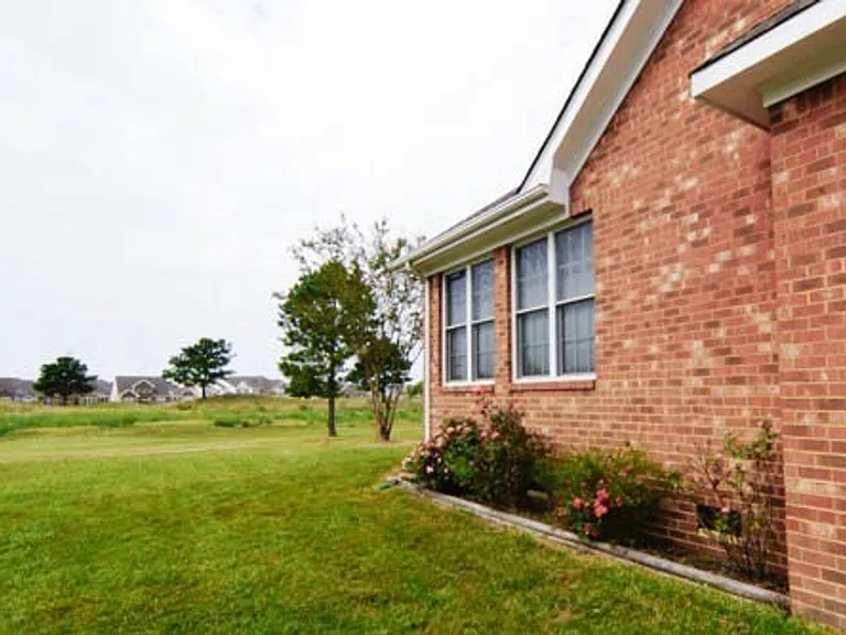 1320 Club House Dr — Photo 24