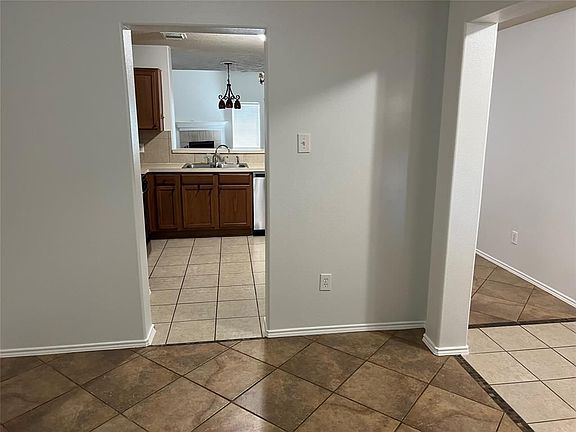 3rd image of 152 Easton Glen Ln