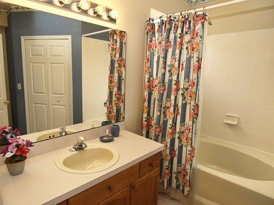 WNH4P15828AGA-bathroom-ensuite