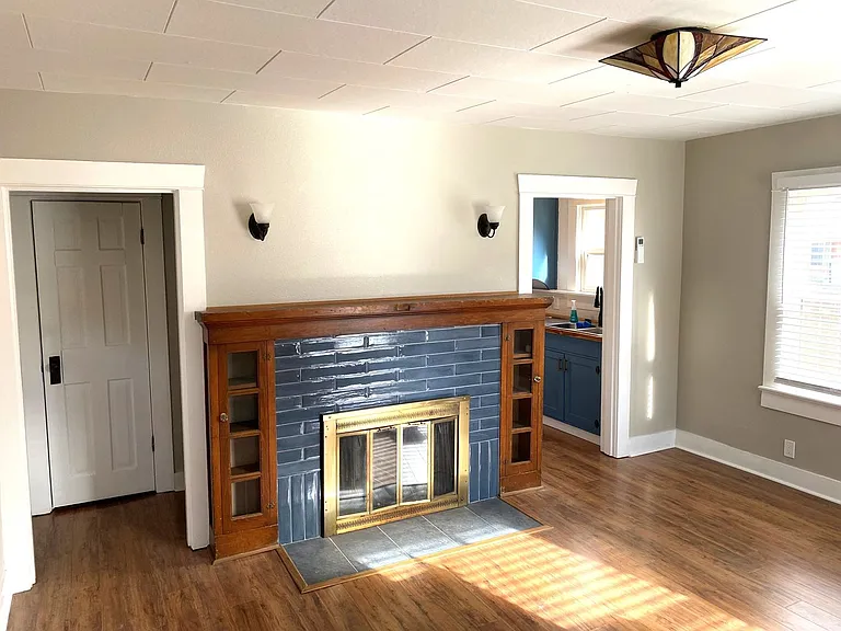 1206 NW Elgin Ave — Photo 2