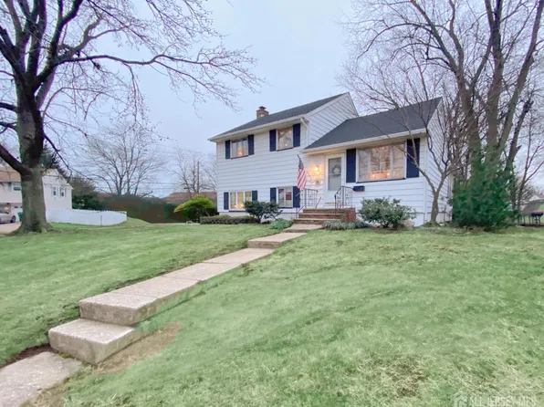 14 Pine St, Edison, NJ 08817