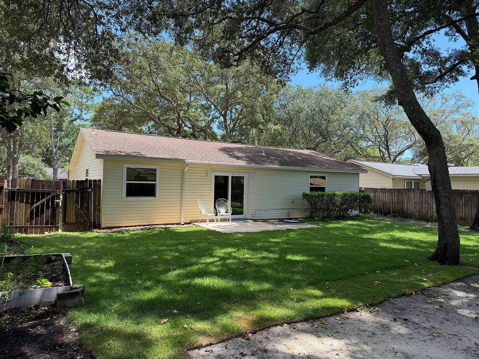 3 bed, 1100 sqft, $2,100 — Photo 4