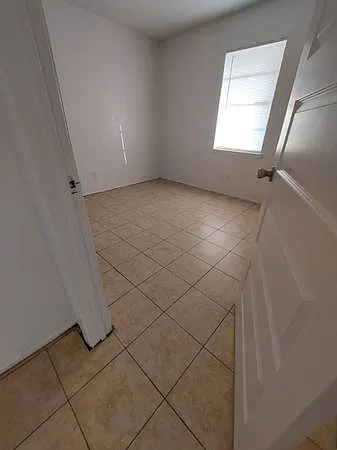 306 E Roberts Ave #13 — Photo 2