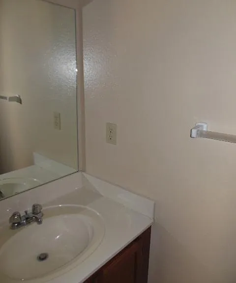 600 NE English Manor Dr #B — Photo 3