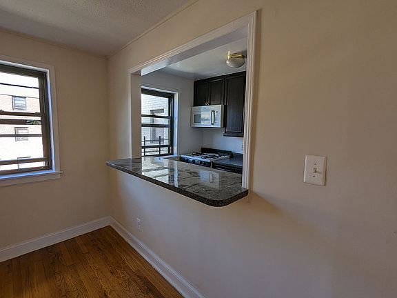 4th image of 21-66 Crescent St #A2
