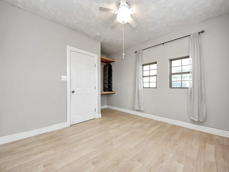 215 E Saint Charles Dr — Photo 15