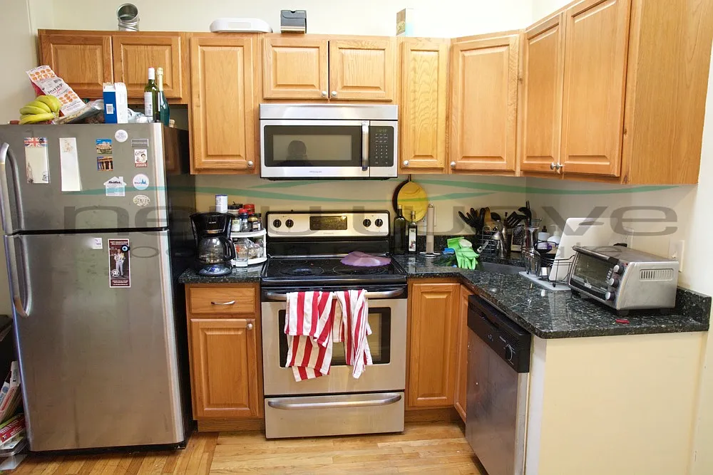 3 bed, 999 sqft, $5,100 — Photo 1