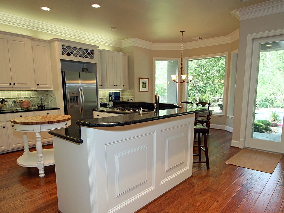 Large black & white kitchen 