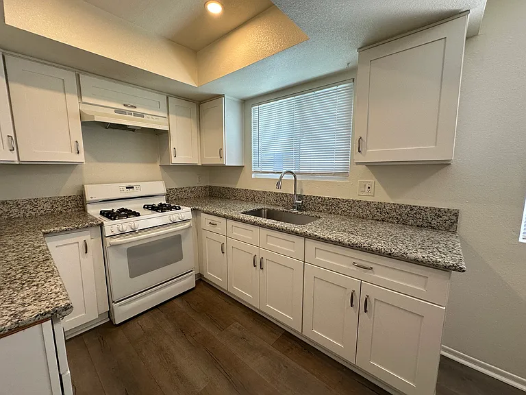 1448 W Stoneridge Ct #E — Photo 7