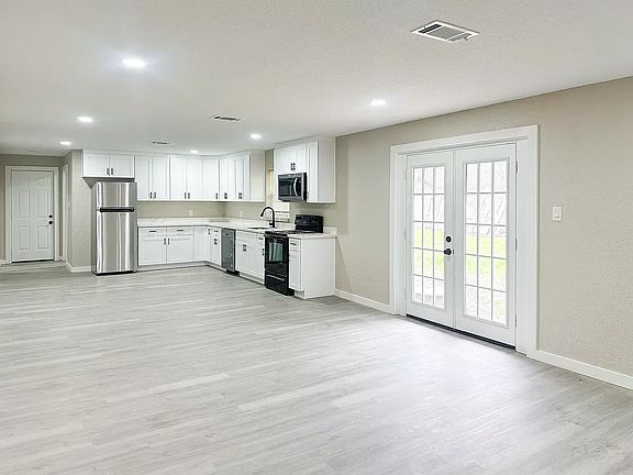 2nd image of 1015 Maplewood Dr