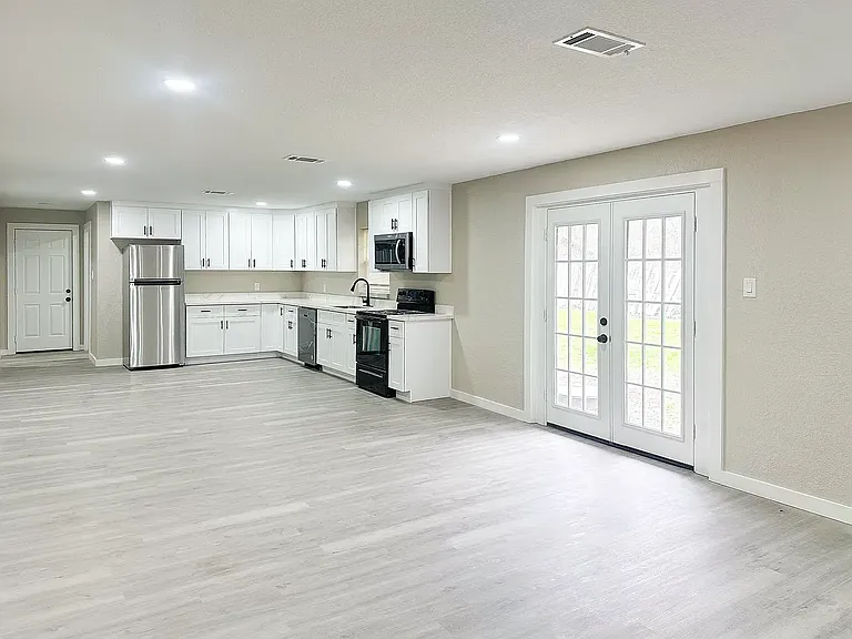 1015 Maplewood Dr — Photo 2