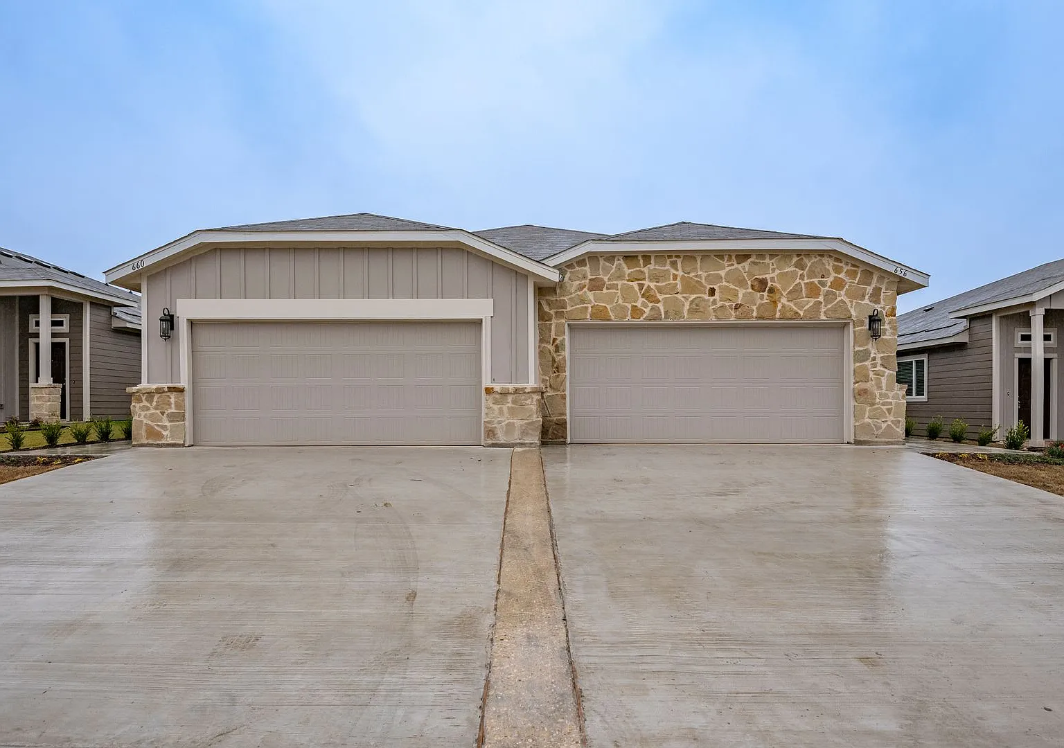 Gorgeous 3 Bedroom Duplex Located In Midlothian Isd! — Photo 2