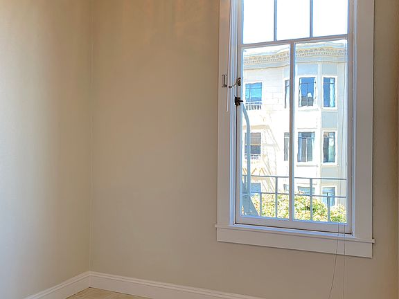 5th image of 2185 Bay St APT 14