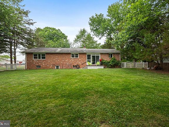 4th image of 105 Mansion Dr