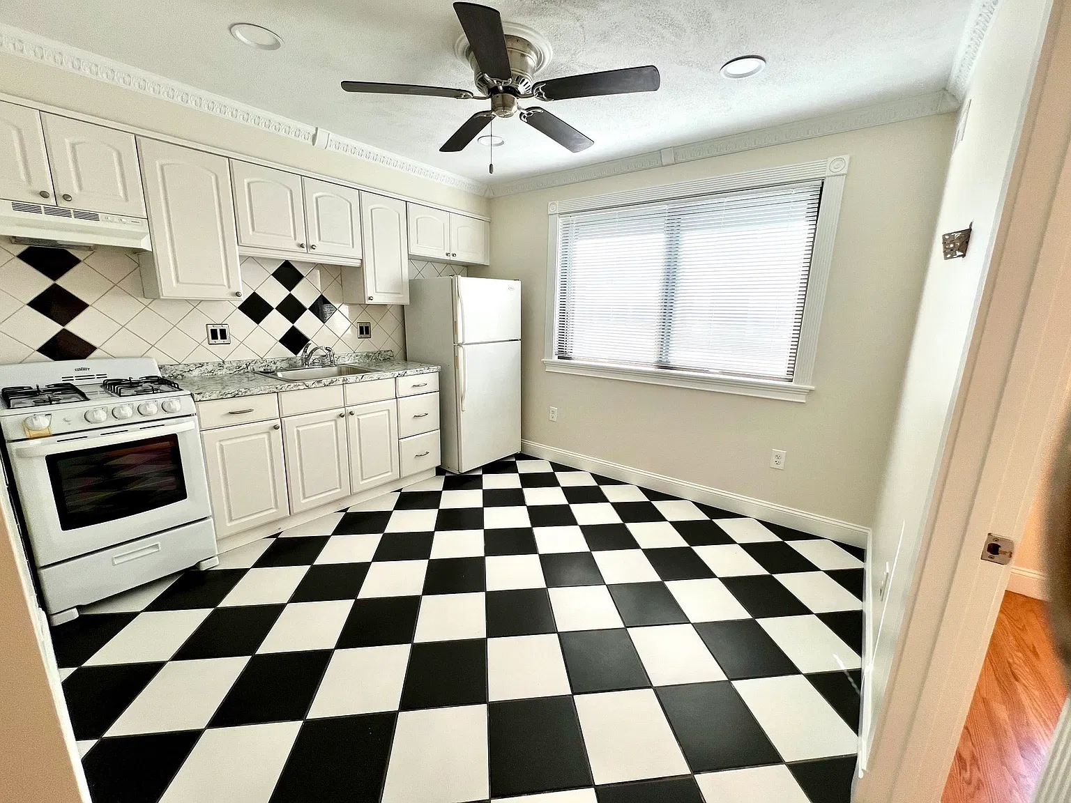 2 bed, 1.0 bath, 99999 sqft, $3,200 — Photo 2