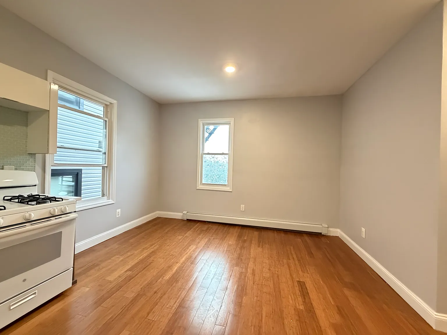 2 bed, 800 sqft, $1,800 — Photo 2