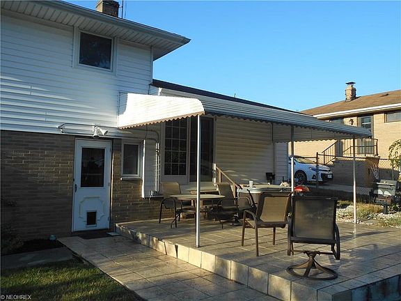3rd image of 18143 Strongsville Blvd