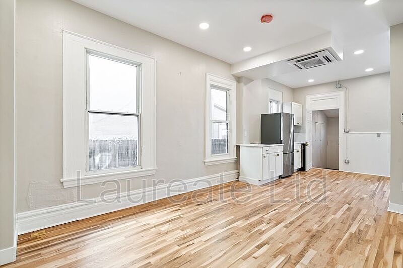 1st image of 252 N Lincoln St APT 3